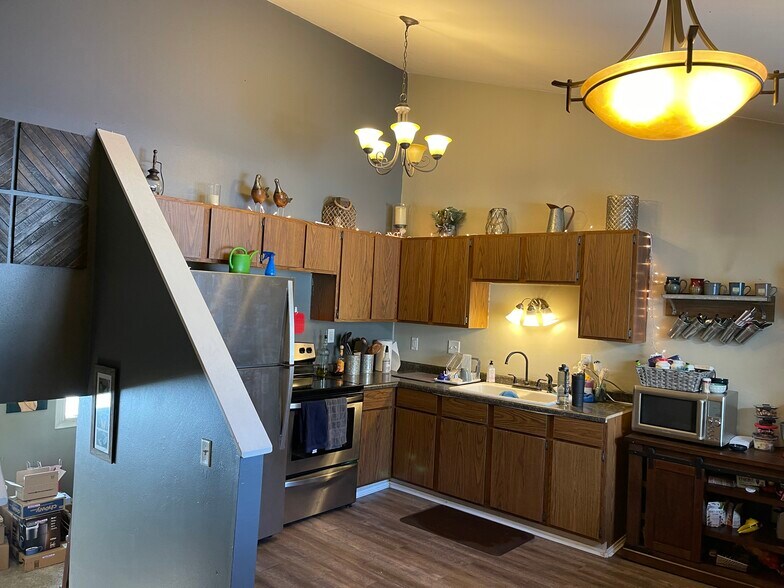 Spacious Kitchen with Vaulted Ceilings - 1617 Jackson St