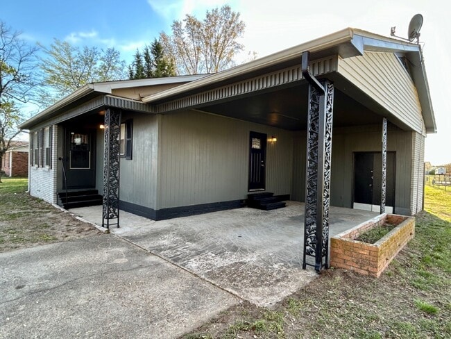 Building Photo - 825 David Ln