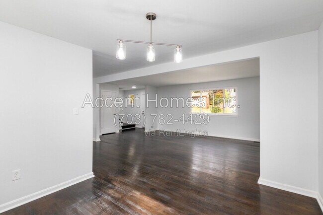 Building Photo - 8613 Kenilworth Dr