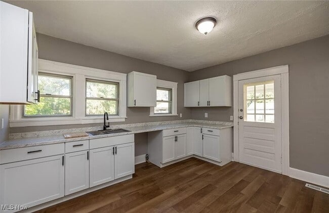 Building Photo - 353 S Maple St