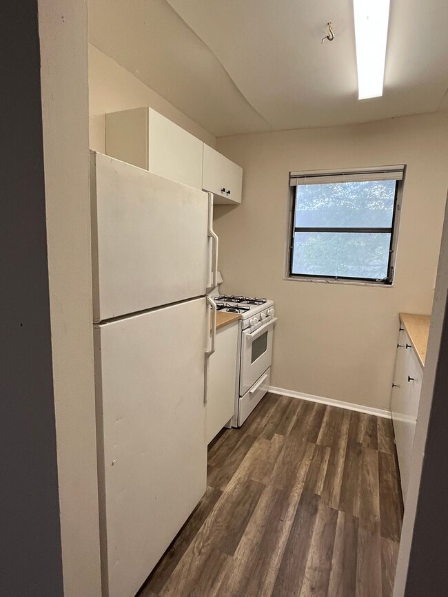 Building Photo - Nice 2 Bed 1 Bath, Unit Located in Quiet S...