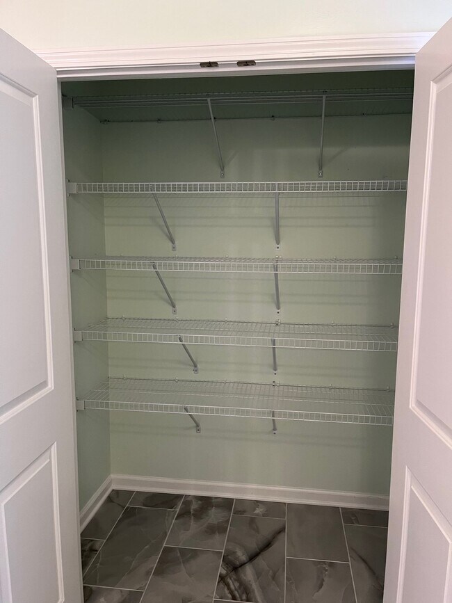Building Photo - "Charming 2-Bed, 2-Bath Condo with Gleamin...