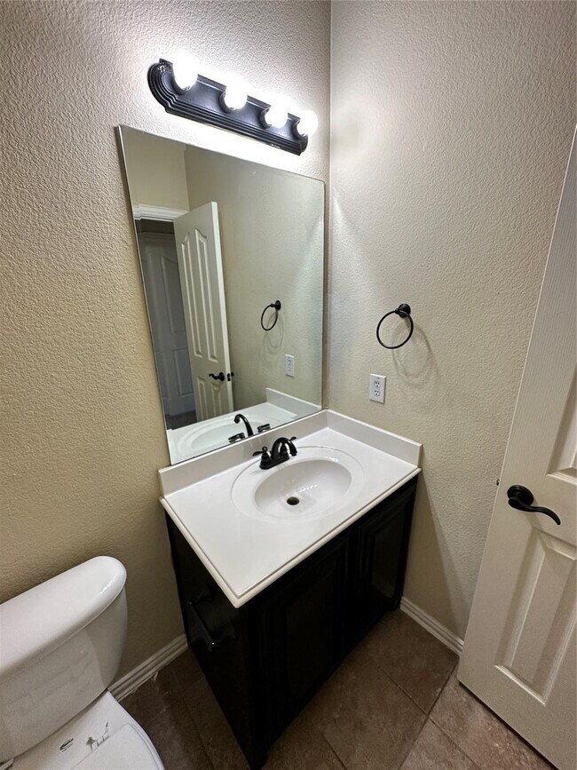 Building Photo - Stunning 3 Bedroom Home in Holland Meadows