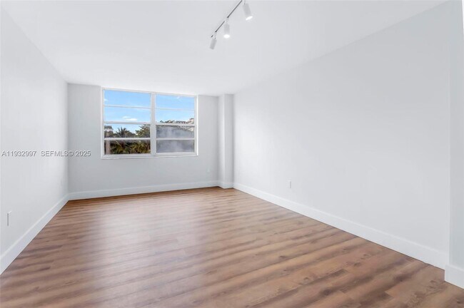 Building Photo - 2801 NE 183rd St