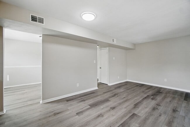 Building Photo - Mangold Real Estate - Conveniently Located...