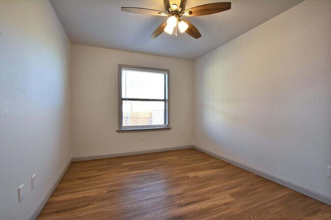Building Photo - 1207 N Essex Ave