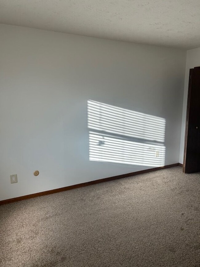 Building Photo - 9860-9864 MANDEL - LO