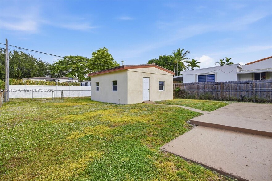 Building Photo - 461 Plover Ave
