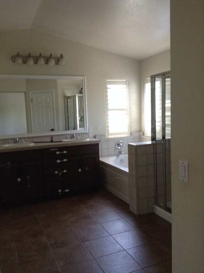 Building Photo - Beautiful Home!