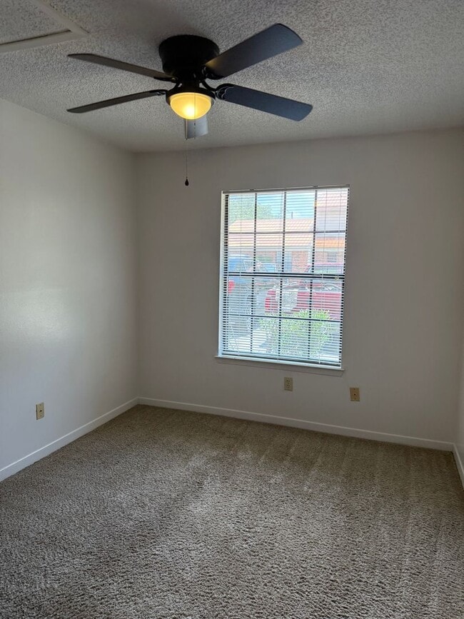 Building Photo - 126 Classic Ct