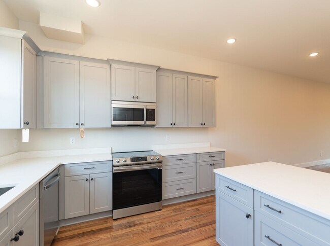 Building Photo - Modern 4 Bedroom Townhome in Southside Chattanooga