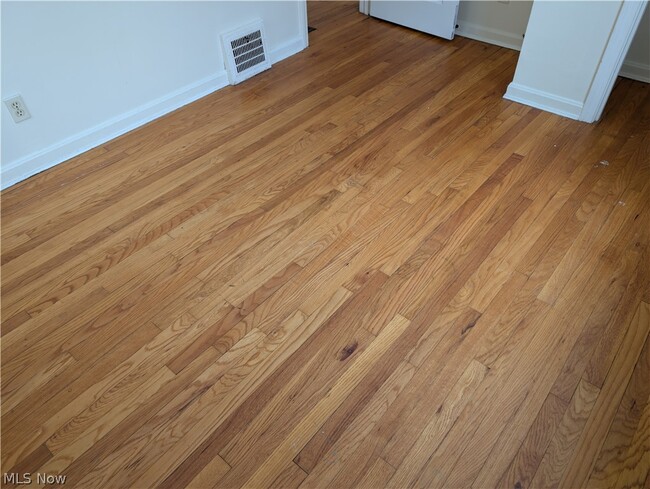 Building Photo - 637 E Wilbeth Rd