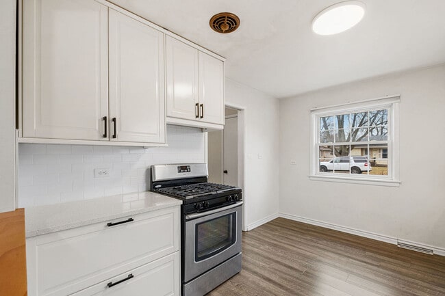 Building Photo - 331 Romona Rd