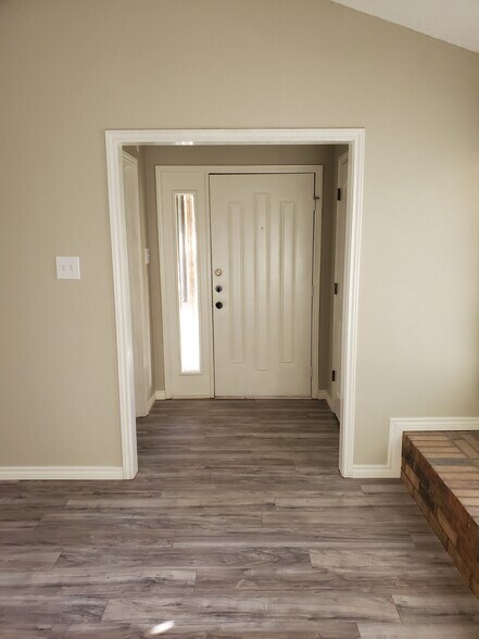 Entry - 106 N Troy Ave