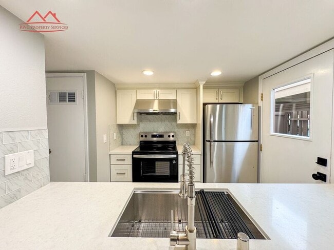 Building Photo - 236 Red Oak Dr E