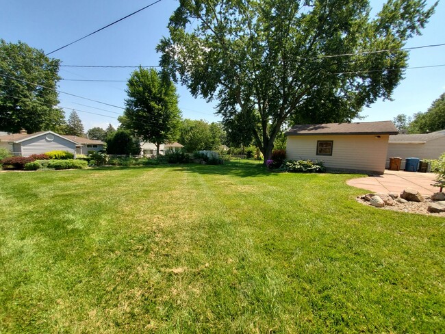 Building Photo - FOR RENT- Crestline Ave- Gorgeous Home in ...