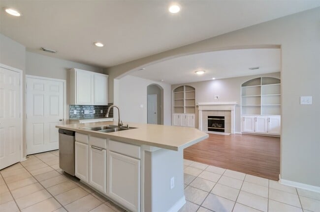 Building Photo - 115 W Burberry Cir