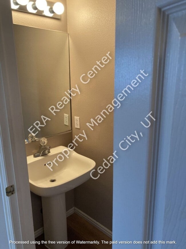 Building Photo - Move-in Discount!  3 bed, 1.5 bathroom - Two Story Twin Home