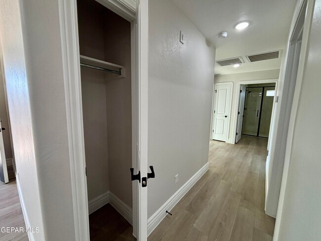 Building Photo - 2633 Dunoon Dr