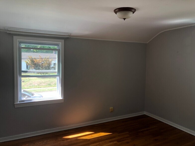 Building Photo - 20 Elmhurst Cir