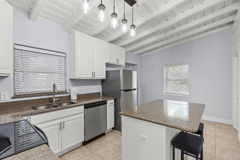 Building Photo - 310 Burland St