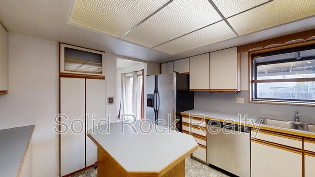 Building Photo - 2265 Montebello Dr W