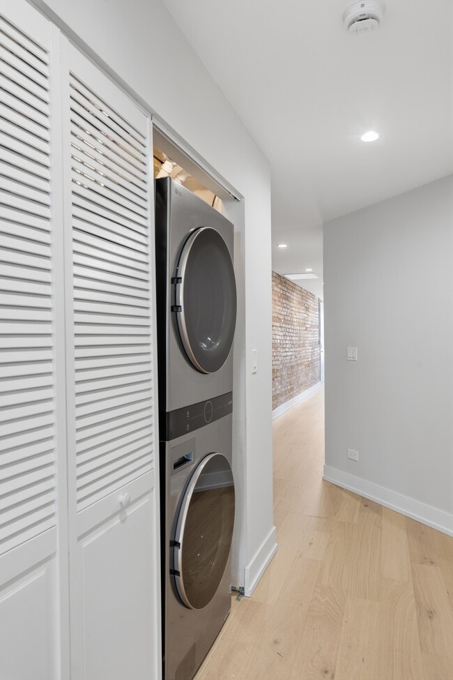 Building Photo - 7518 N Eastlake Terrace