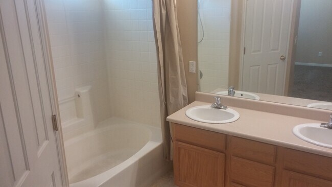 Building Photo - 3 bedroom 2 1/2 bath townhome