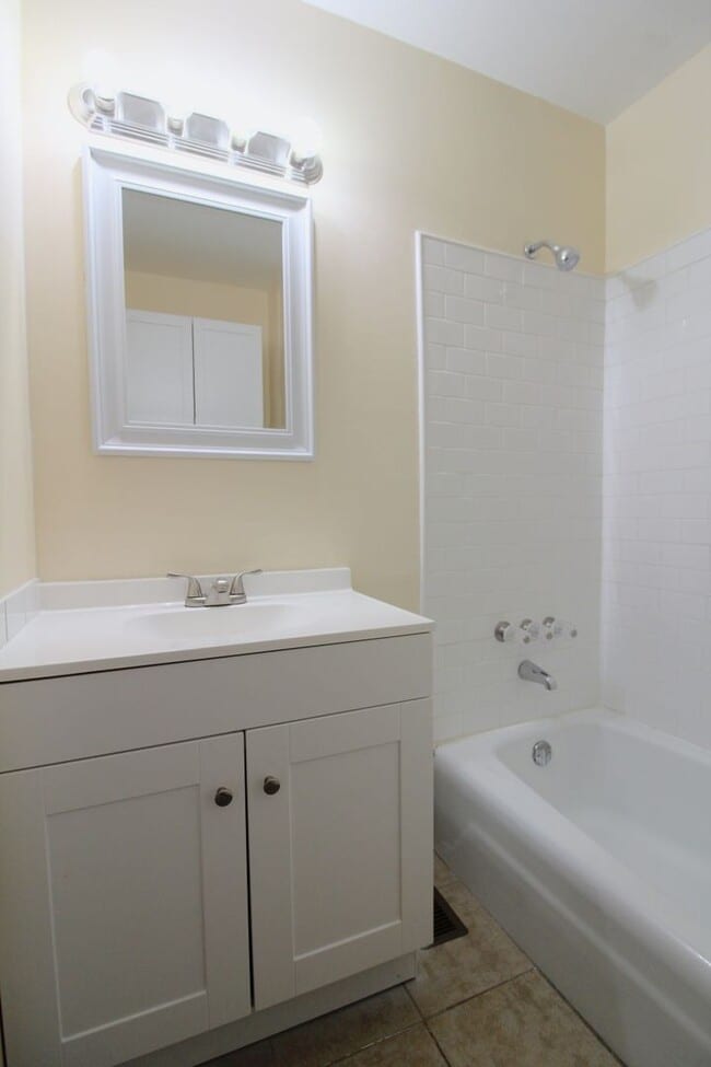 Building Photo - Renovated 2 bedroom Townhome in Belmont!