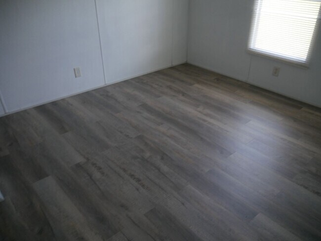 Building Photo - Adorable mobile home in Quitman