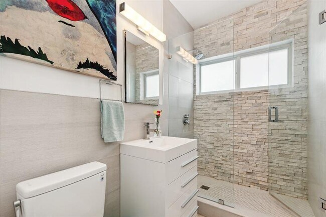 Building Photo - 425 Bayshore Dr