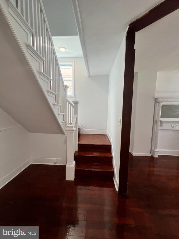 Building Photo - 323 Collins Ave