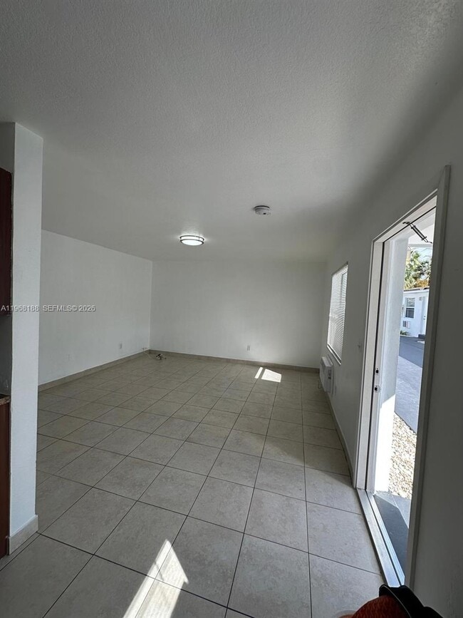 Building Photo - 16120 NE 19th Pl