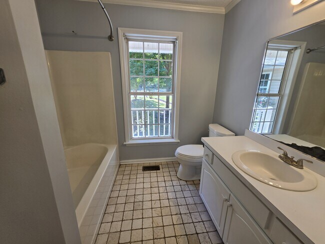 Building Photo - 105 Bloomingfield Dr