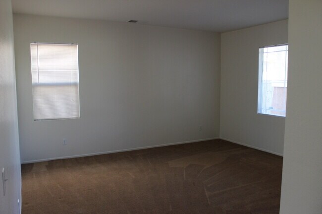 Building Photo - BEAUTIFUL LARGE 5 Bedrooms, 2.75 Bathrooms Home