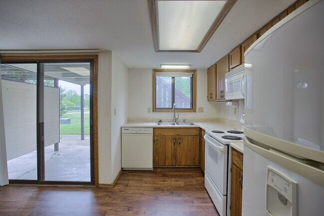Building Photo - 2 Bedroom, 1.5 Bathroom Condo (AVAILABLE S...