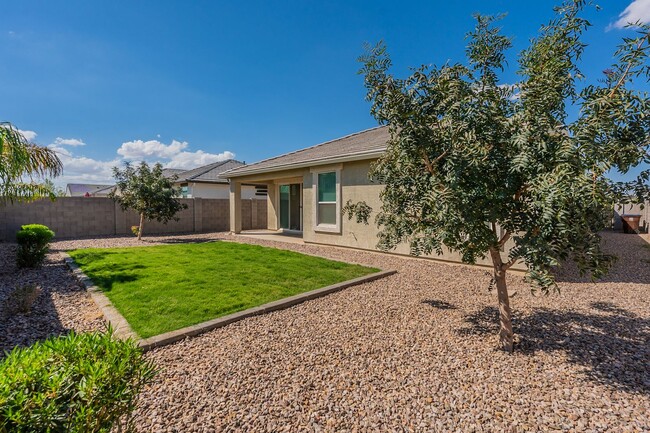 Building Photo - Beautiful and Spacious Single-Level Family...