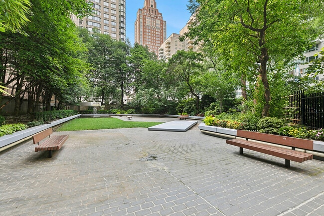 Building Photo - 220 E 65th St