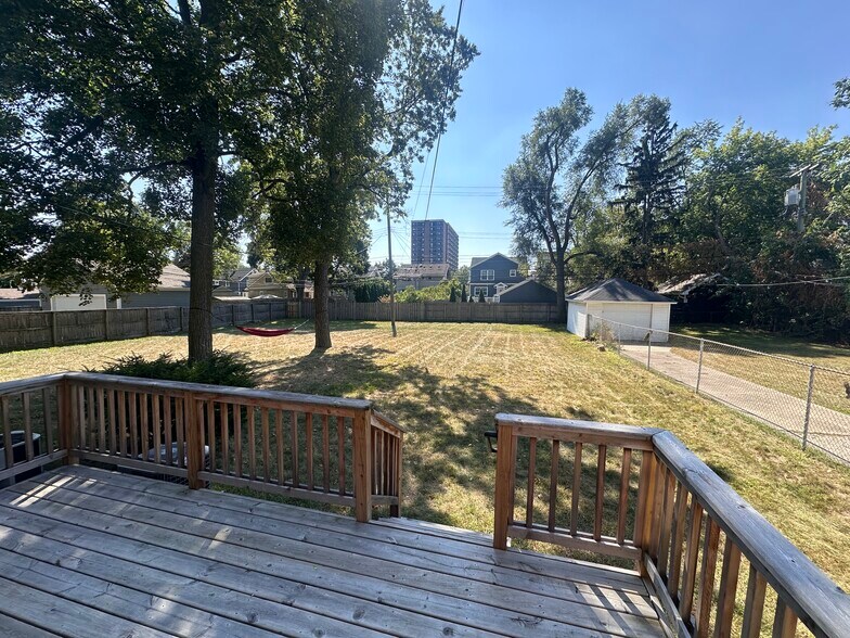 Building Photo - 130 E Farnum Ave