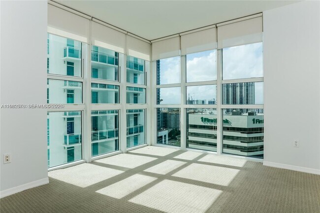 Building Photo - 950 Brickell Bay Dr