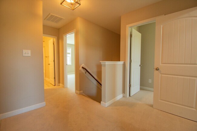 Building Photo - Available July 1! 4 Bedroom 2.5 Bathroom