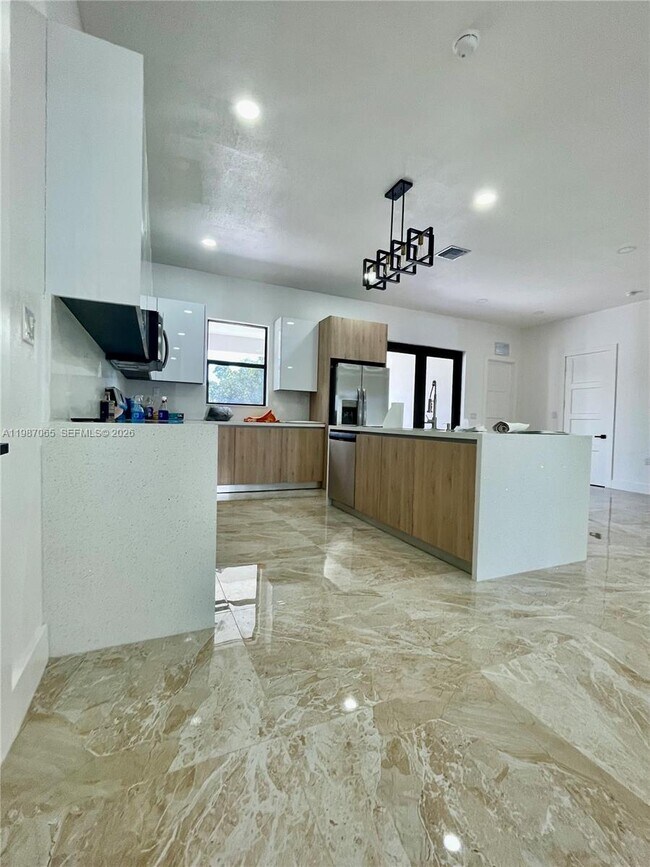 Building Photo - 435 N Quebrada St