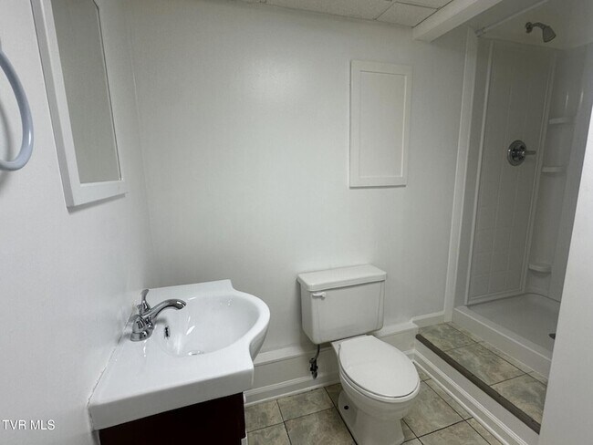 Building Photo - 103 Skyview Dr