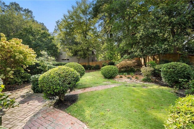 Building Photo - 2512 Brookwood Dr NE