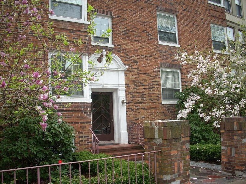 Building Photo - 1559 Beacon St
