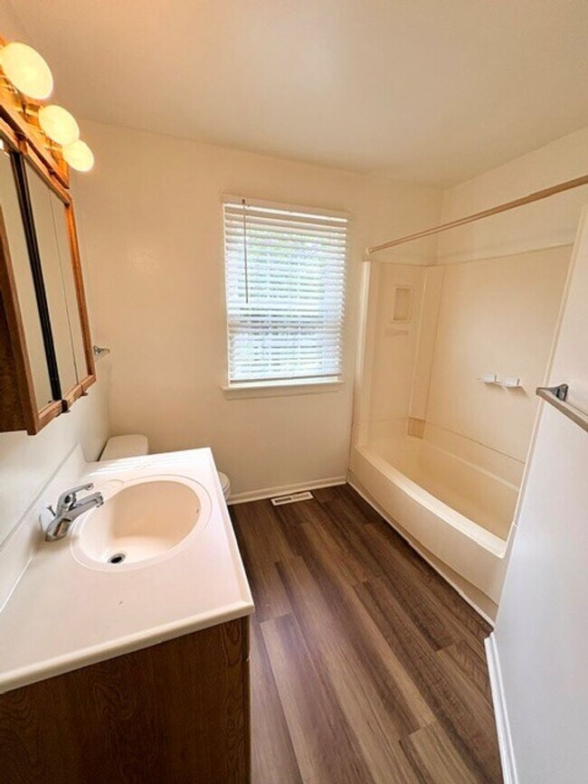 Building Photo - 3 Bedroom Townhouse in Arnold