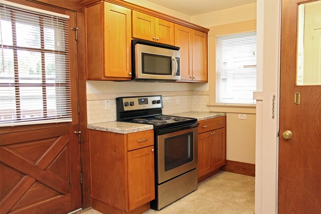 Building Photo - RENT SPECIAL - $500 off! Charming 1 Bed + ...