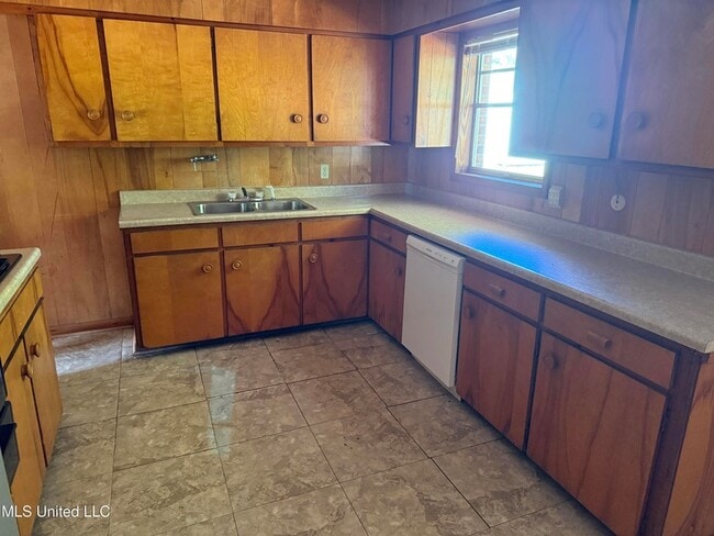 Building Photo - 2214 Pine Ave