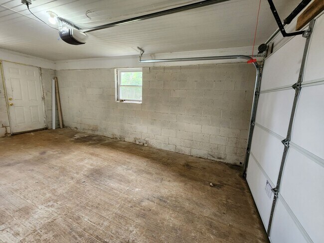 Building Photo - 2 Bedroom, 1 Bath Home in Oakhurst