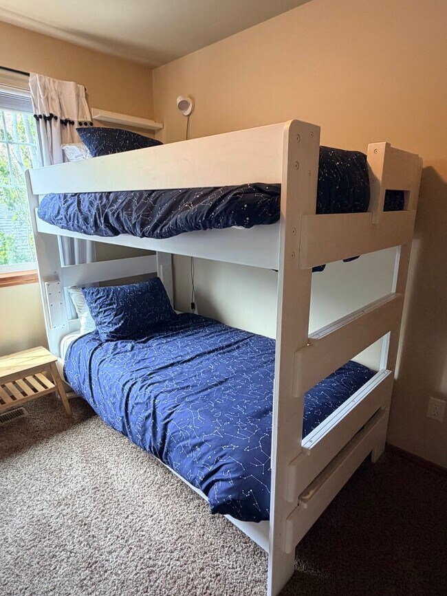 Building Photo - Short term, fully furnished home! 3 bed, 2.5 bath, central a/c, w/d, d/w, covered parking, great ...